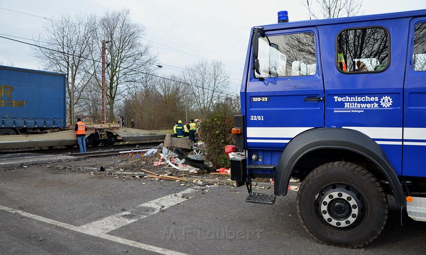 Schwerer VU Bus Zug Düsseldorf P175.JPG